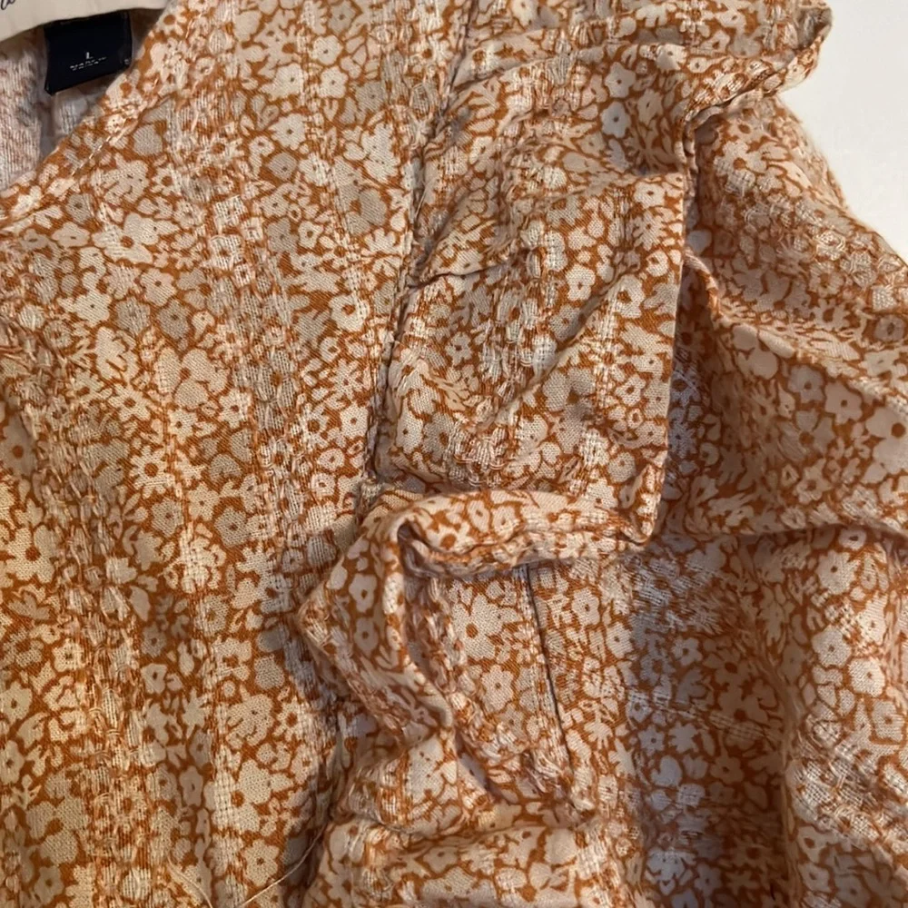 Universal Thread Top - Size Large - Picture 2 of 3